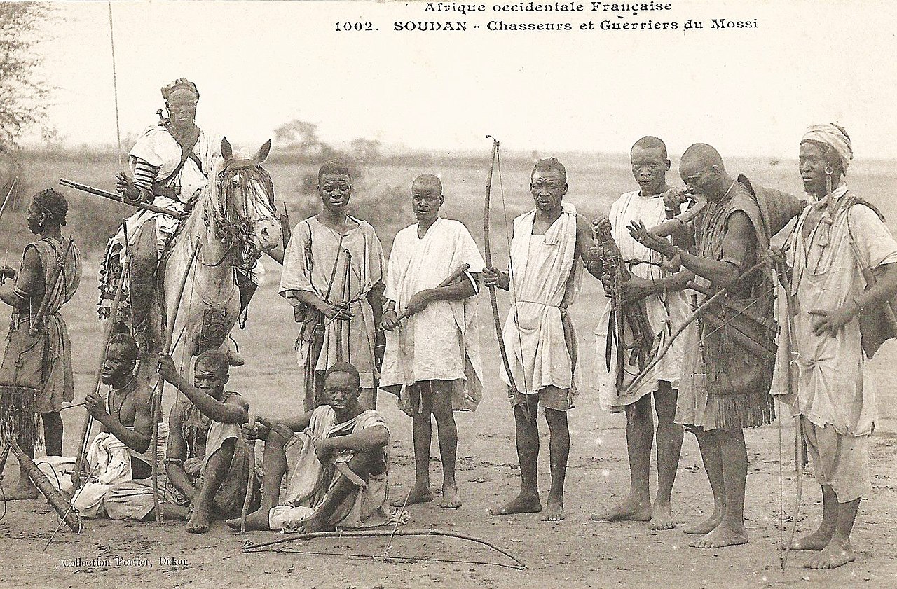 1280px-Chasseurs_et_guerriers_du_Mossi_(AOF)
