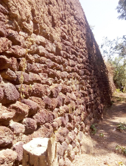 A la découverte des ruines de Loropéni : un trésor historique du Burkina Fasocour royale de TIEBELE