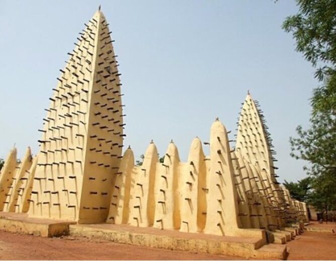 Bobo-Dioulasso : découvrez la majestueuse vielle mosquée de dioulassoba
