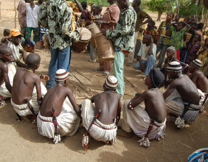 Ku koanciagu  ou rite d’initiation : Dans le silence des bois sacrés, des hommes sont formés