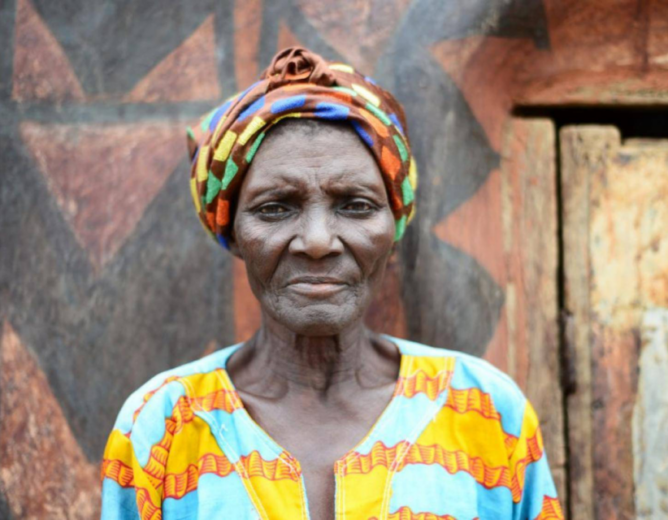 Kayè Tintana : gardienne des murs vivants de tiébélé 