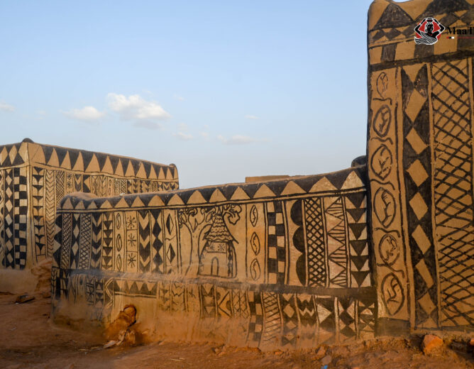 Tiébélé : les symboles cachés des peintures, entre art et langage ancestral